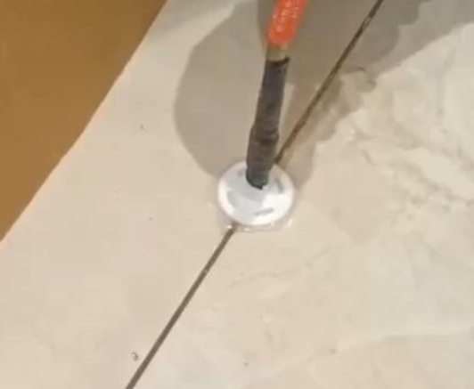 省直辖县瓷砖空鼓维修公司专业解答瓷砖在铺贴过程中，如果没有涂抹均匀到位的粘结材料（如水泥砂浆或瓷砖胶），可能会导致以下问题