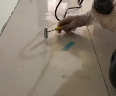 省直辖县瓷砖开裂维修公司专业分享瓷砖在铺贴前如果没有沥干水分，将会导致以下问题